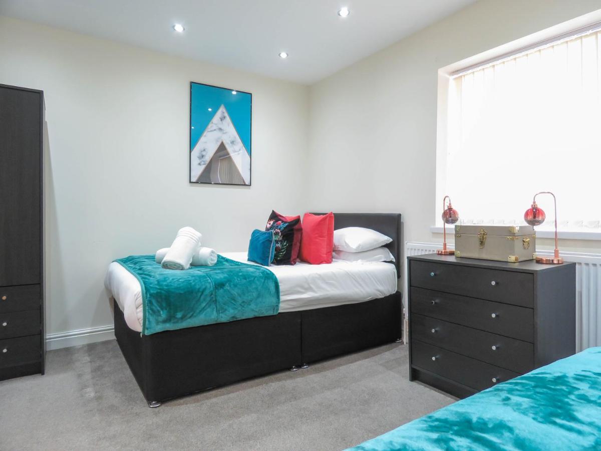 Tudors Esuites Four Bedroom House Birmingham Exteriör bild