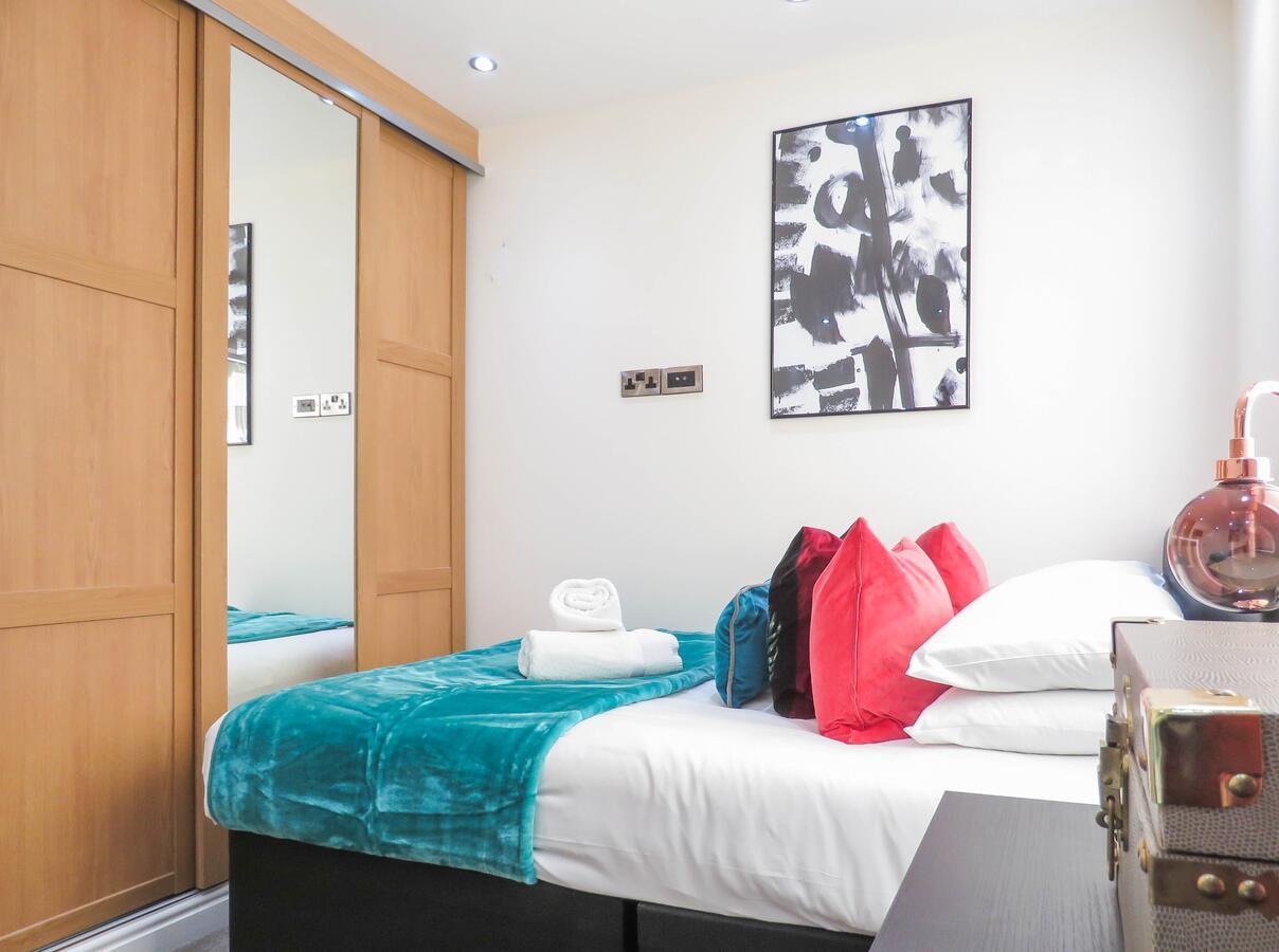 Tudors Esuites Four Bedroom House Birmingham Exteriör bild